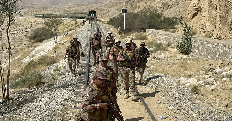 Pakistan’da sular durulmuyor: Bombalı saldırı kaosa neden oldu