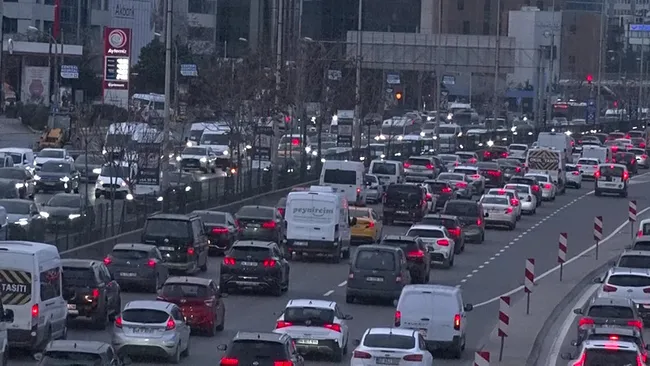 son-dakika-istanbulda-trafik-yogunlugu-yuzde-83e-kadar-cikti-1739549685920.jpeg