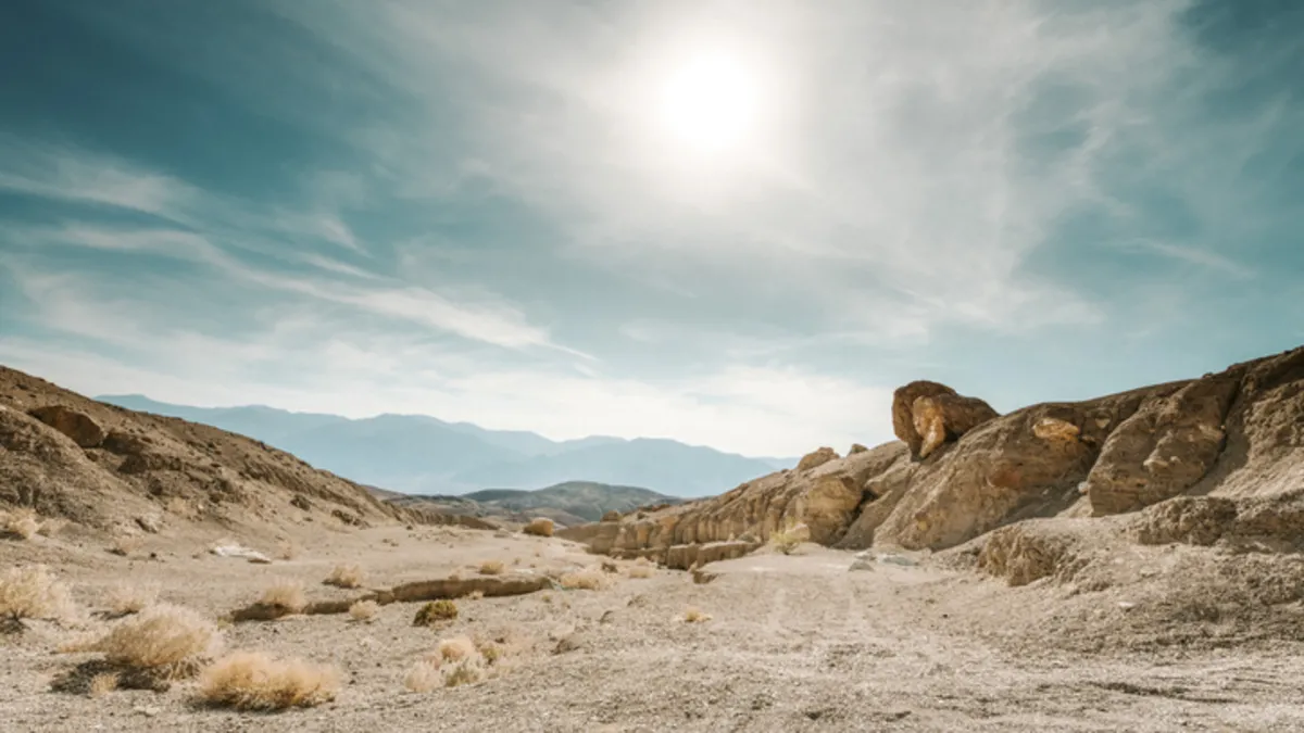 Dünyanın en tehlikeli noktalarından biri! Turist akınına uğrayan o yerin şartı bakın neymiş…