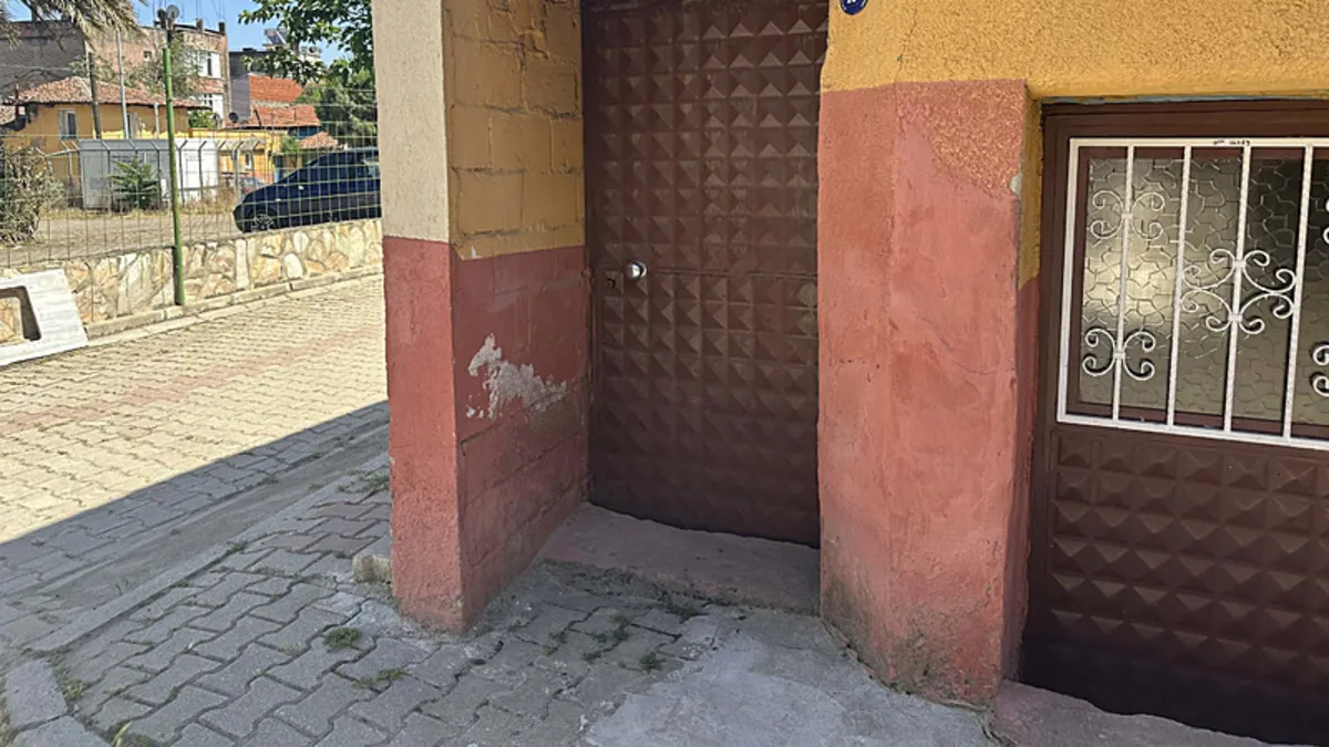 İzmir'de kan donduran olay: Yeni doğmuş bebeği poşetle kapıya bırakmışlar!