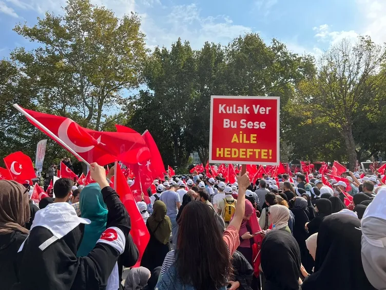 İstanbul’da LGBT dayatmasına dur de eylemi: Çocuklarımızı korumak için yürüyoruz!