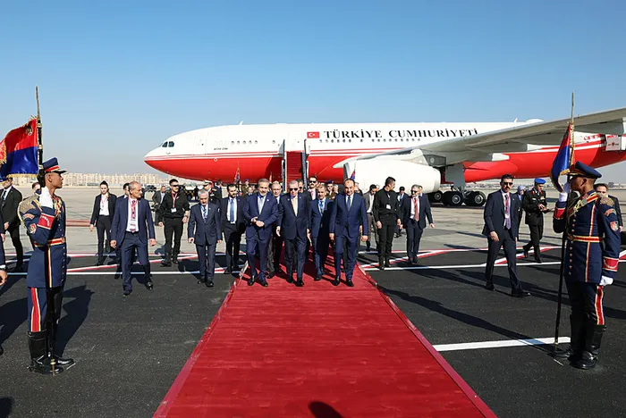 baskan-erdogan-d-8-zirvesi-icin-misirda-kritik-zirvede-onemli-gundemler-1734601884474.jpg