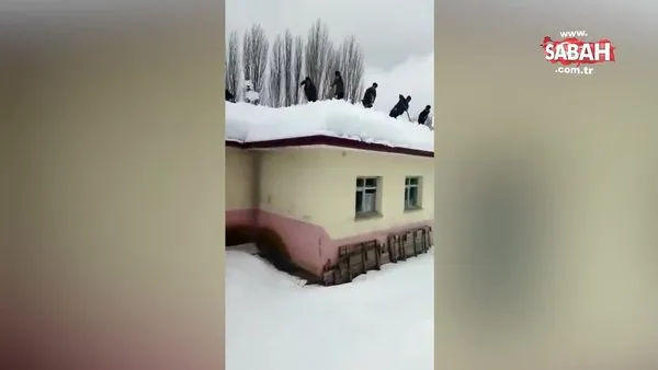 Çatılarda imece usulü kar temizliği yapıldı | Video
