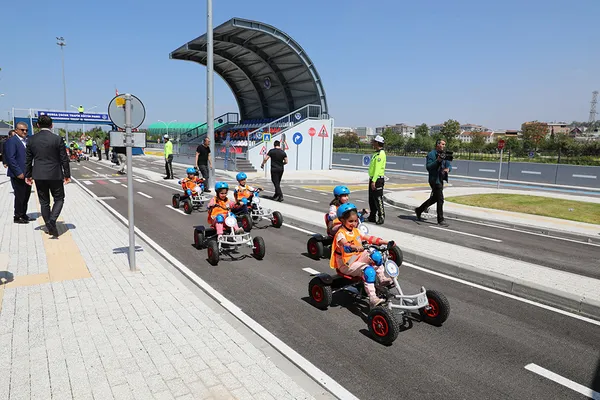 bursada-trafik-kurallari-artik-cocuk-oyuncagi-1652701893814.jpg
