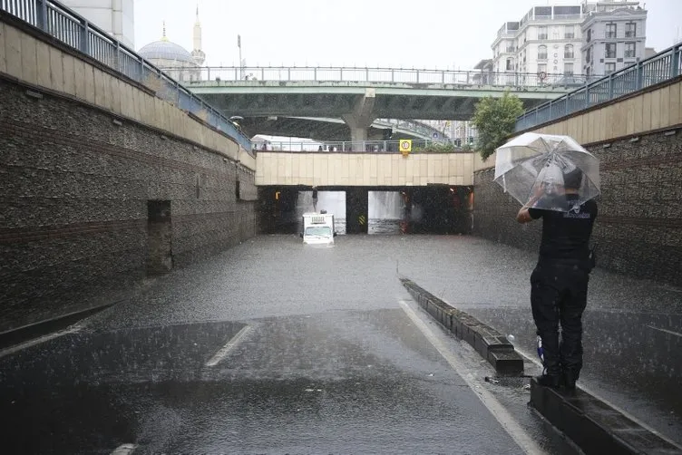 İstanbul'da yolları su bastı; tramvay seferi durdu