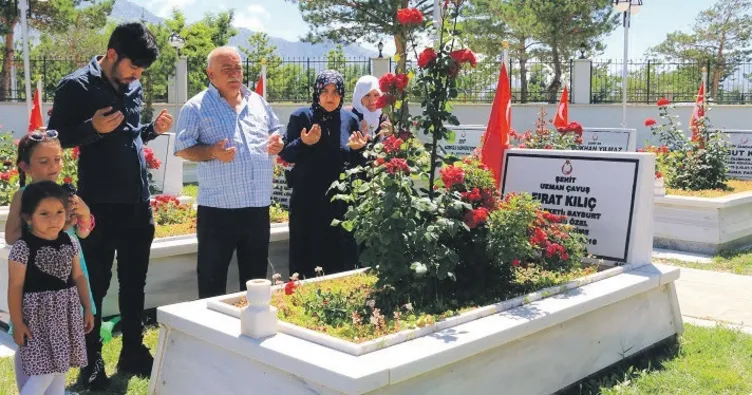 Kahramanların anneleri şehitliğe koştu