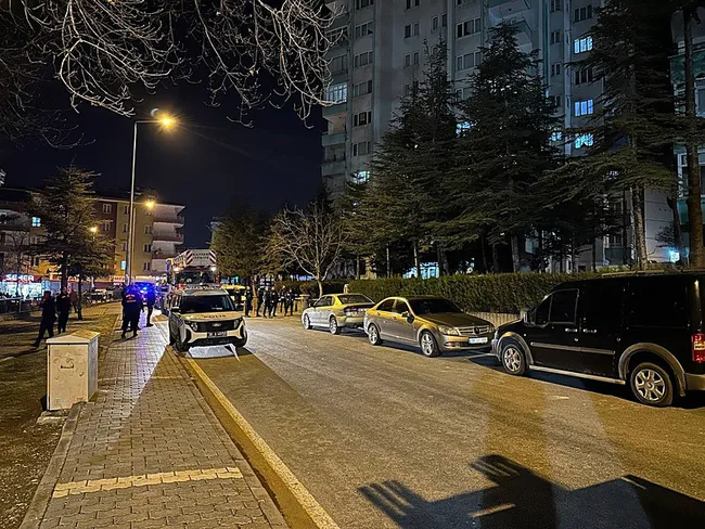 kayseride-bir-sahis-14-katin-penceresine-cikti-ekipler-alarma-gecti-1741113985028.jpeg