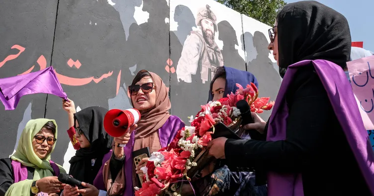 Afgan kadınlardan özgürlük çığlığı! Taliban’dan kadınlara sert müdahale