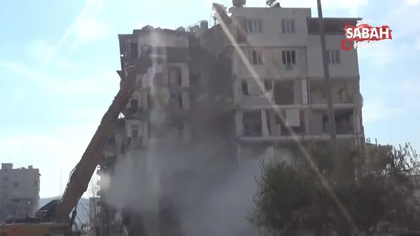 Nurdağı'nda ağır hasarlı binaların yıkımı devam ediyor | Video