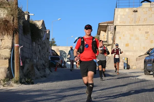 kapadokyada-ultra-maraton-heyecani-basladi-79-ulkeden-2-bin-406-sporcu-parkurlarda-1760818284390.jpg