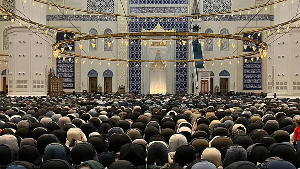 Kadir Gecesi’nde camiler dolup taştı: Eller semaya yükseldi! Kadir Gecesi’nde camiler dolup taştı: Eller semaya yükseldi!