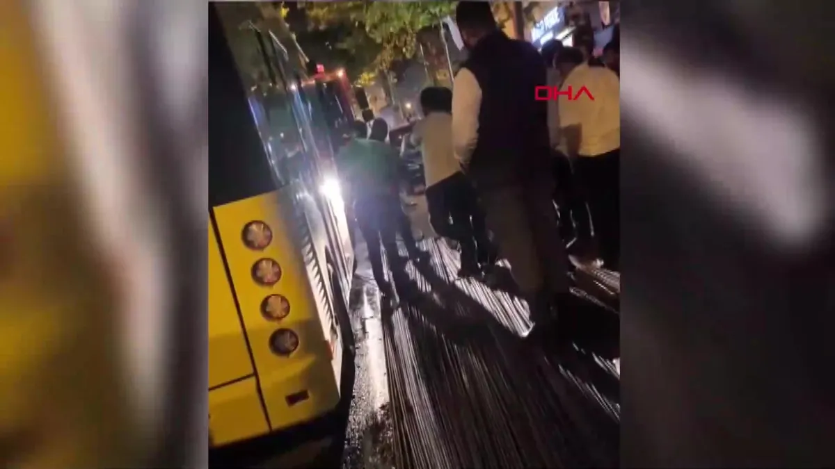 Fatih’te inşaat demiri İETT otobüsünün altını delerek içeri girdi; yolcu yaralandı | Video videosunu izle Fatih’te inşaat demiri İETT otobüsünün altını delerek içeri girdi; yolcu yaralandı | Video videosunu izle