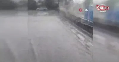 İstanbul’da sağanak yağış sonrası adeta göle dönen caddeler kamerada