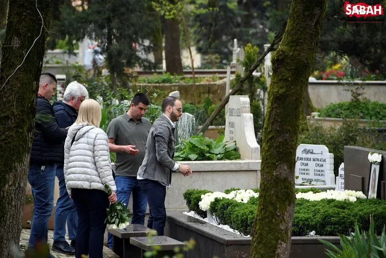 Jet kazasından hayatını kaybeden Mina Başaran’ın mezarını annesi Beril Başaran ziyaret etti