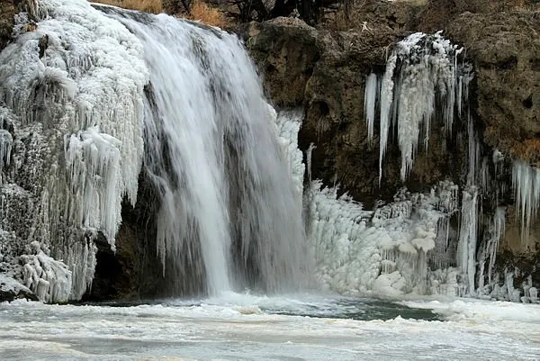 Muradiye Şelalesi kısmen dondu