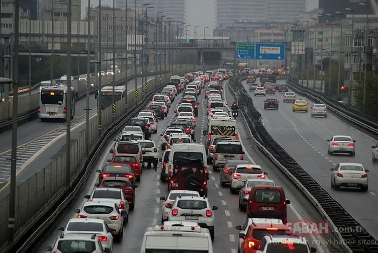 İstanbul’da uzun aradan sonra ilk kez trafik yoğunluğu yaşandı