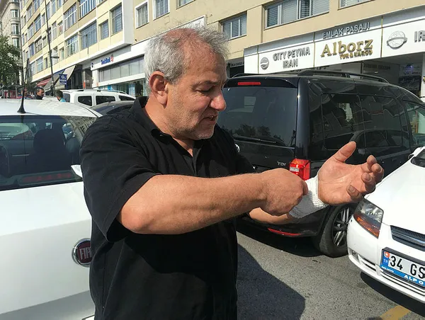 Taksici, Uberci zannettiği şoförü bıçakladı - 1