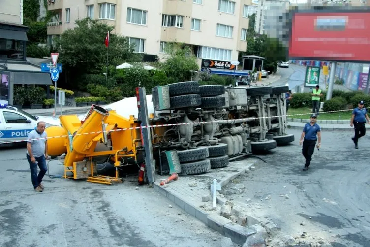 Beşiktaş’ta yokuş aşağı inerken devrilen beton mikseri kamerada