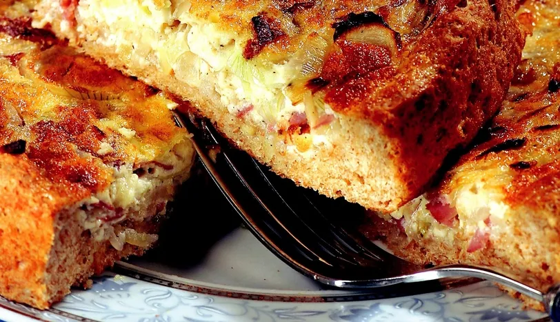 Soğanlı Jambonlu Pizza Tarifi Tarifi BöreklerÇörekler ve Poğaçalar