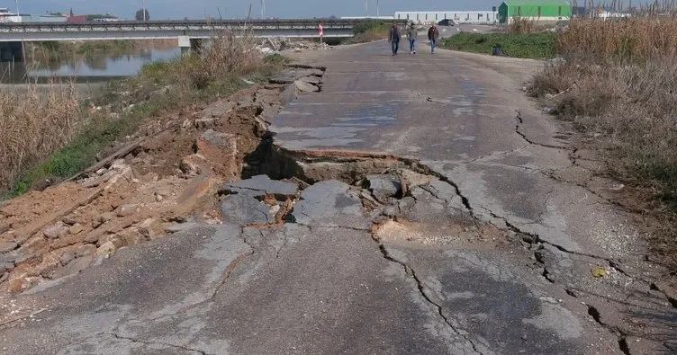 Hatay’daki depremde bazı yollar çöktü