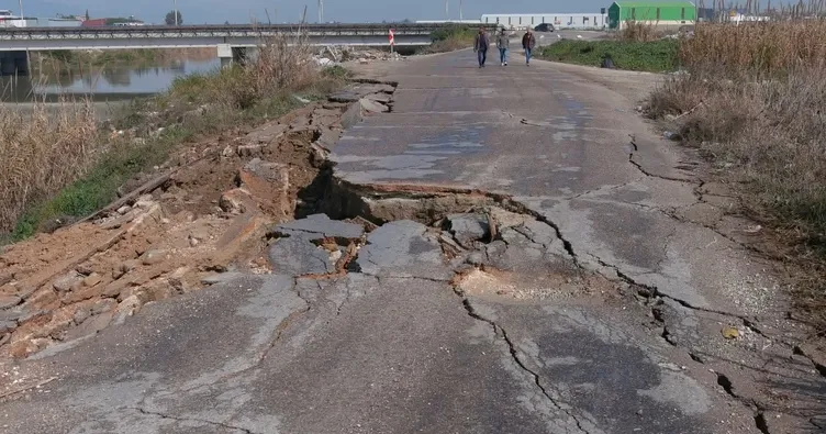 Hatay’daki depremde bazı yollar çöktü