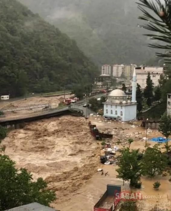 Artvin’de sel; dereler taştı, yollar kapandı