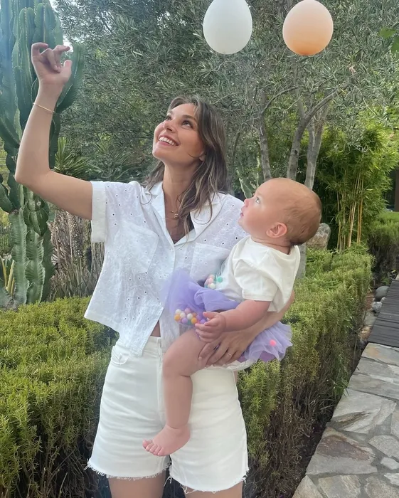 Aslı Enver’den kalp ısıtan annelik paylaşımı! Bakın kızını sevmelere nasıl doyamadı...