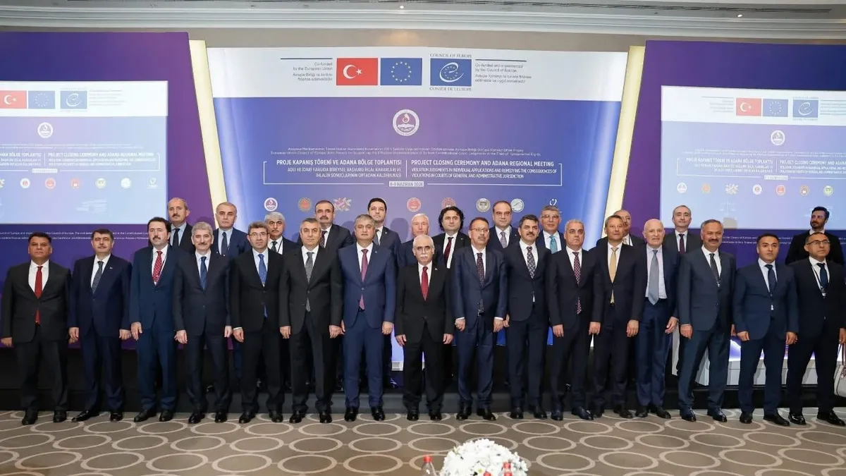 Anayasa Mahkemesi binası ve önünde duran bir kişi