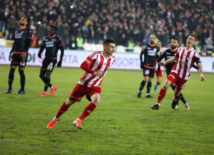 Sivasspor’lu Mert Hakan Yandaş’ın gol sevinci sosyal medyayı salladı!