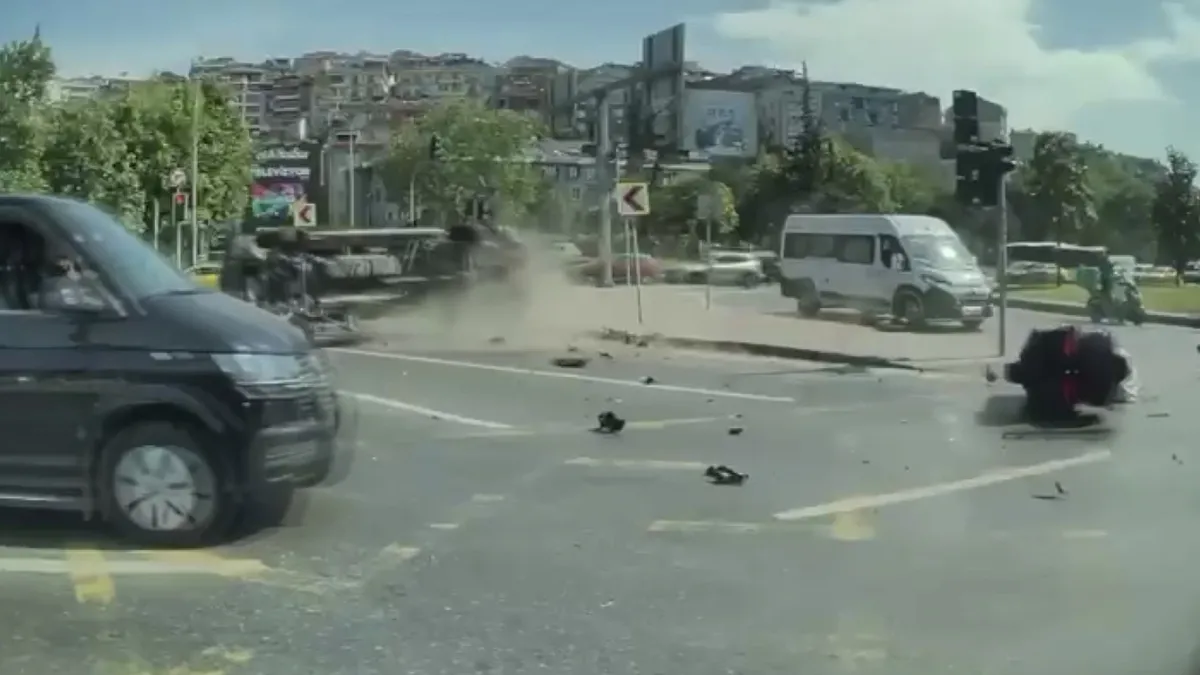 Kağıthane’de ambulans kazasında 4 kişi yaralanmıştı: Görüntüler ortaya çıktı! Kağıthane’de ambulans kazasında 4 kişi yaralanmıştı: Görüntüler ortaya çıktı!