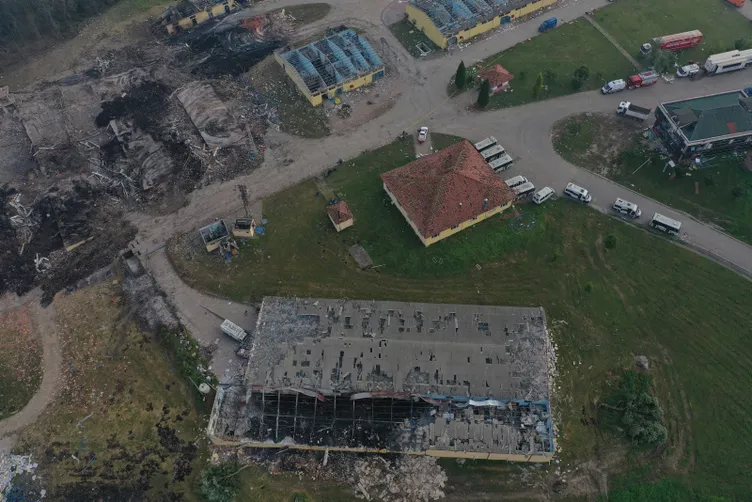 Son dakika! Sakarya'daki fabrika görüntüleri patlamanın şiddetini ortaya çıkardı!