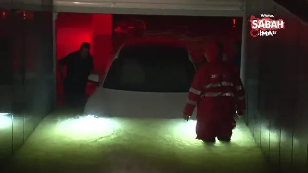 İzmir’de otoparkı su bastı, lüks araçlar sular altında kaldı | Video