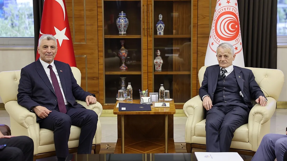 Ticaret Bakanı Ömer Bolat, Türkiye ve Ukrayna bayrakları önünde açıklama yapıyor.