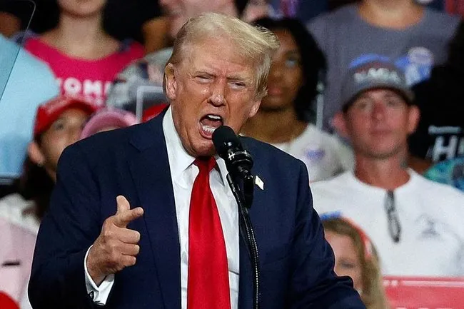 Trump, Kamala Harris’i hedef aldı: ABD’yi yok edecek radikal solcu bir deli