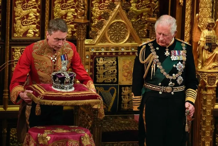 Kraliçe Elizabeth'in yeri boş kaldı! 59 yılın ardından bir ilk; Prens Charles'ın üzgün bakışları kameraya böyle yansıdı