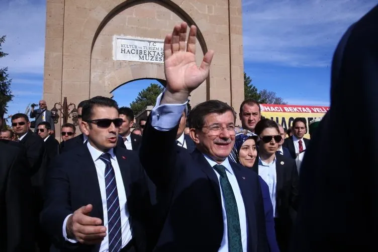 Başbakan Ahmet Davutoğlu Hacı Bektaş-ı Veli Türbesi’ni ziyaret etti