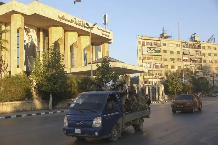 Suriye iç savaşı yeniden canlandı: Muhalifler hızla ilerliyor! İsrail’den müdahale uyarısı