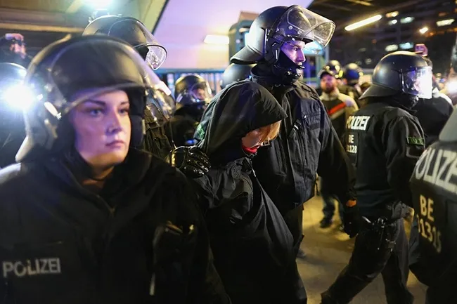 Berlin’de Filistin’e destek gösterisine polisten sert müdahale