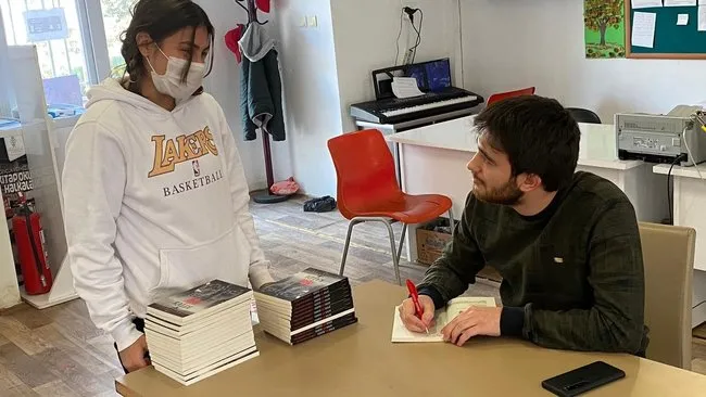 Salihlili tıp öğrencisi kitap çıkardı
