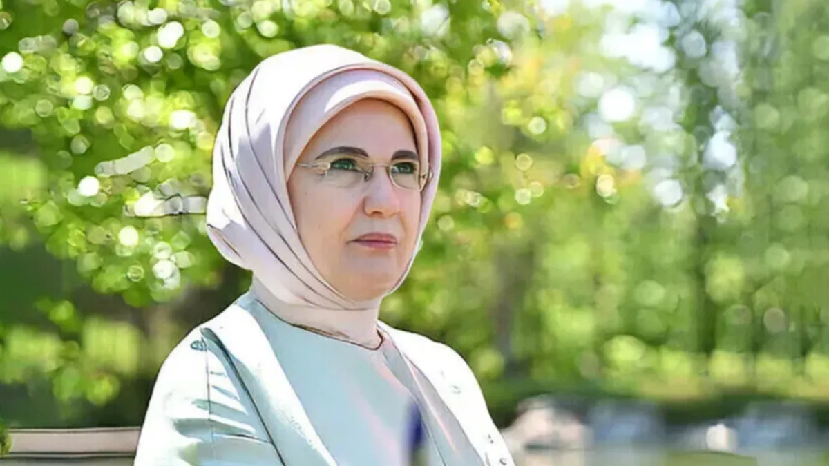 Emine Erdoğan'dan 30 Ağustos Zafer Bayramı mesajı: İstiklal mücadelemizi eşsiz bir kahramanlık destanıyla taçlandırdı haber görseli