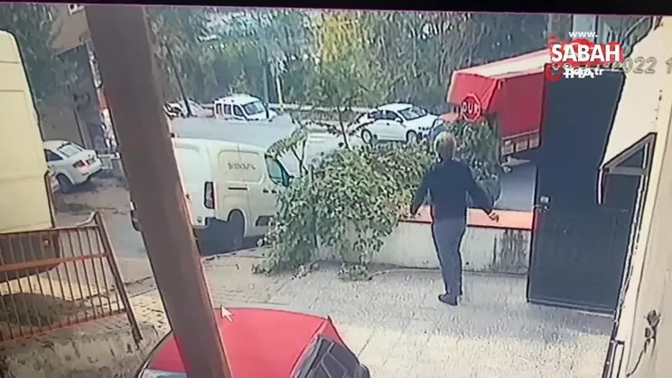 Motosikletten ölümüne atlayış! Freni boşalan kamyonet 5 aracı pert etti