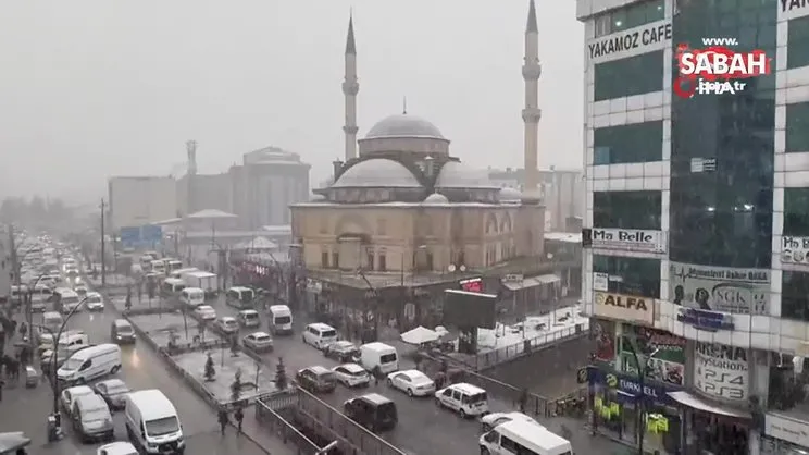 Yüksekova’da sağanak yerini kar yağışına bıraktı