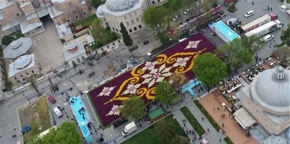 Dünyanın en büyük lale halısı havadan görüntülendi