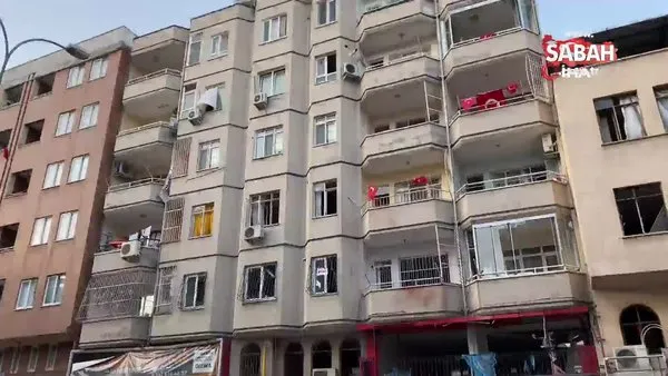 Hatay İskenderun'da patlama sonrası balkonlara ve iş yerlerine Türk bayrağı asıldı | Video