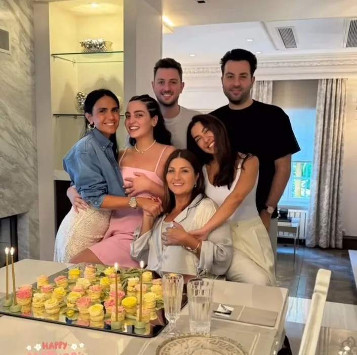 Sibel Can’a Anneler Günü sürprizi! Çocukları ve gelinleriyle o pozu olay oldu