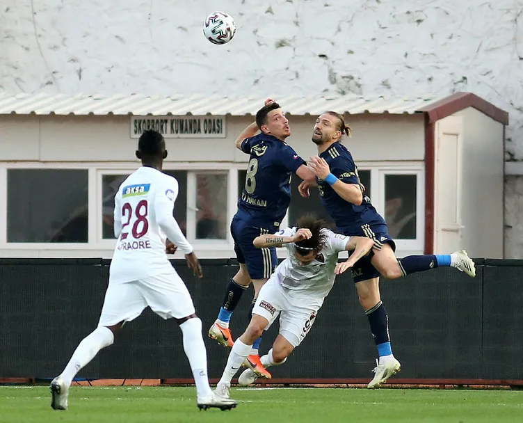 Galatasaray ve Fenerbahçe'nin maçlarından sonra hakemler sosyal medyayı salladı! Fenerbahçeli Caner'in müdahelesi net penaltı!