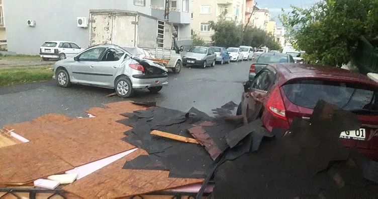 İskenderun’da fırtına çatı uçurdu araçlara hasar verdi