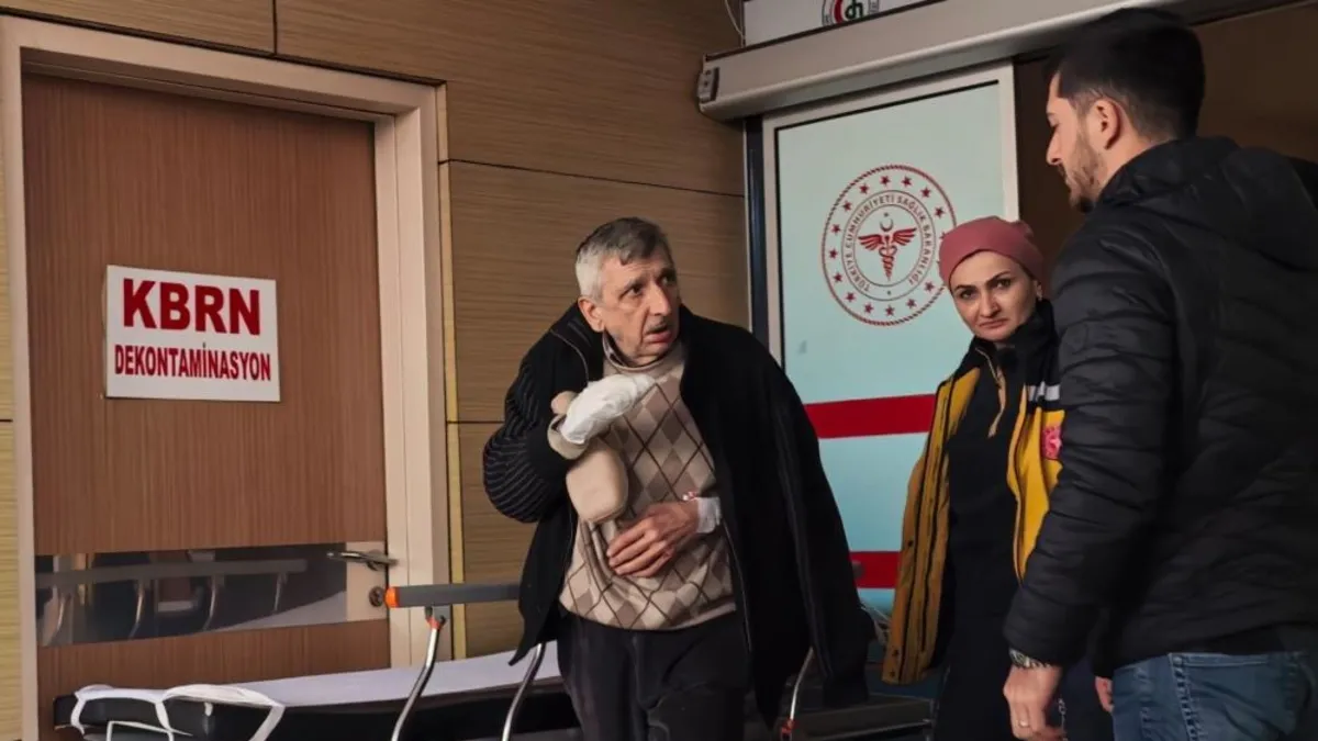 Kamyonetin saka kapağına elini sıkıştırdı! İşaret parmağı koptu