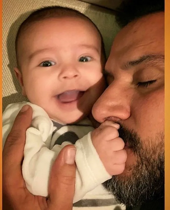Kerem Alışık oğlu Sadri Alışık ile aynı dizideymiş...Ünlü oyuncu Kerem Alışık'ın oğlu Sadri Alışık dedesinin kopyası!