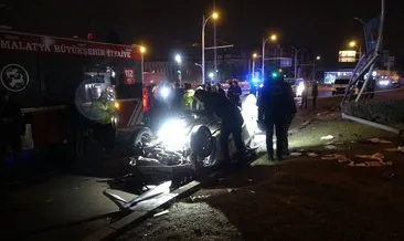 Malatya'da feci kaza! Refüje çarpan otomobil ters döndü! 1 ölü 1 yaralı #malatya